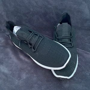 Black tennis shoes never been worn